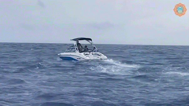 Miami’de Yakıtı Biten Botta 8 Kişi Dramatik Kurtarıldı Miami'de Yakıtı Biten Botta 8 Kişi Dramatik Kurtarıldı